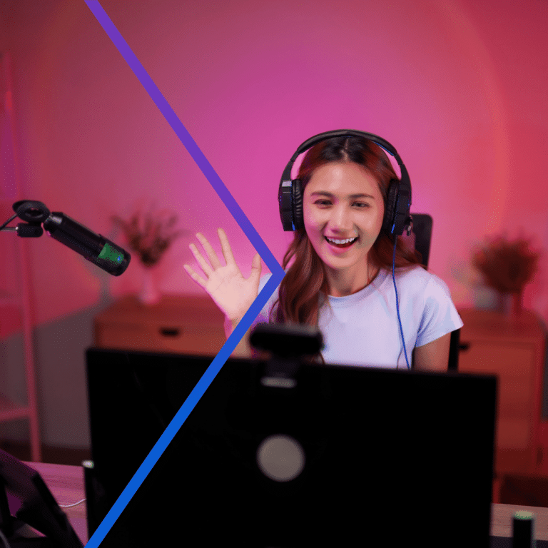 Persoon met hoofdtelefoon en microfoon zwaait naar camera.